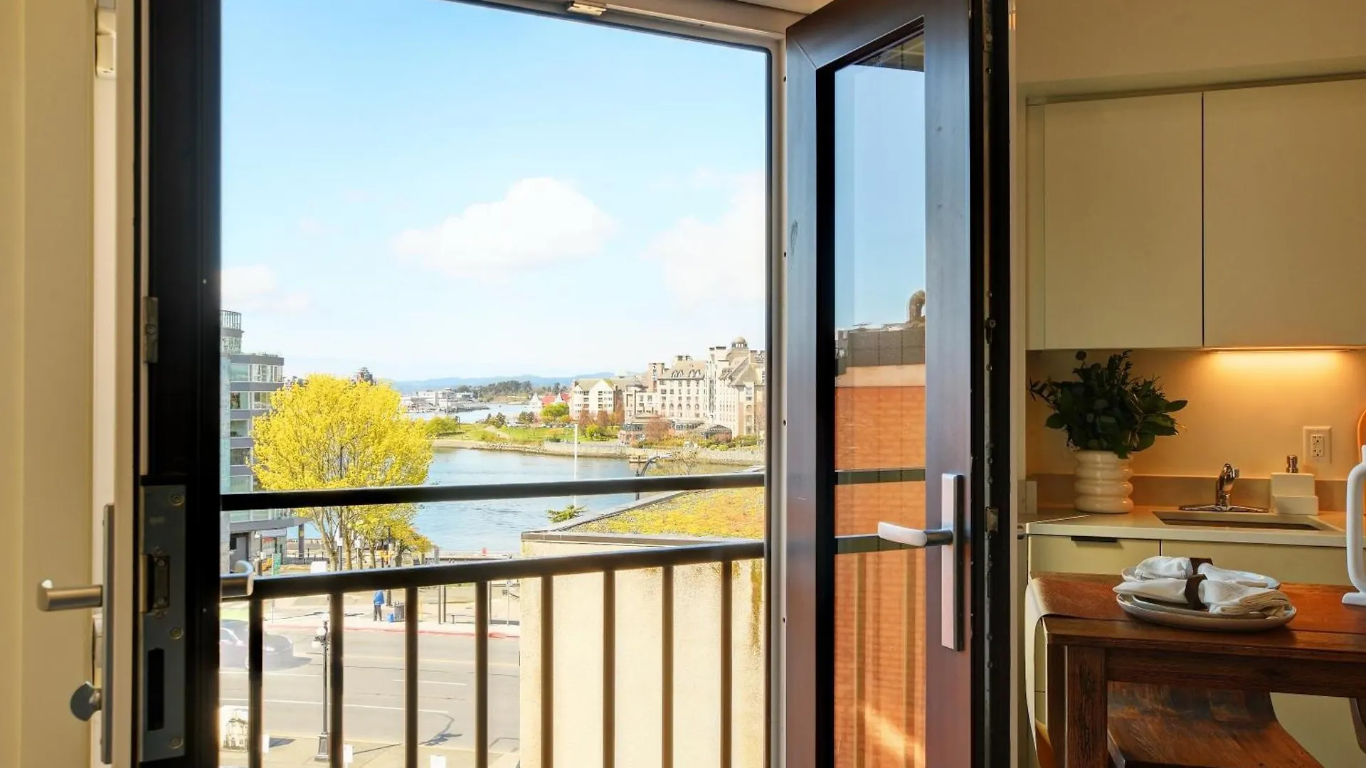 West Coast Loft With Rooftop Patio + Harbour View Victoria
