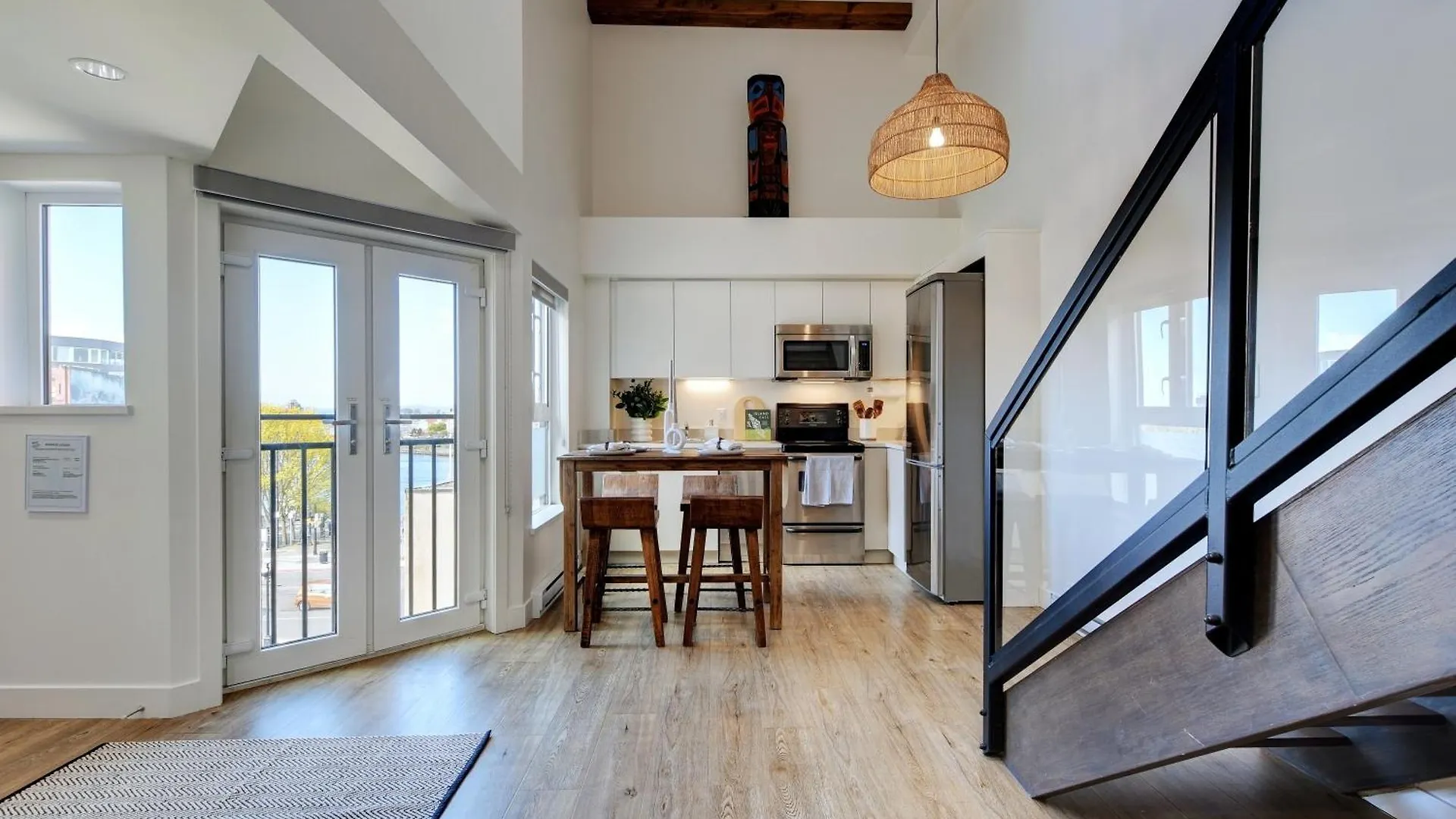 West Coast Loft With Rooftop Patio + Harbour View Victoria 0*,