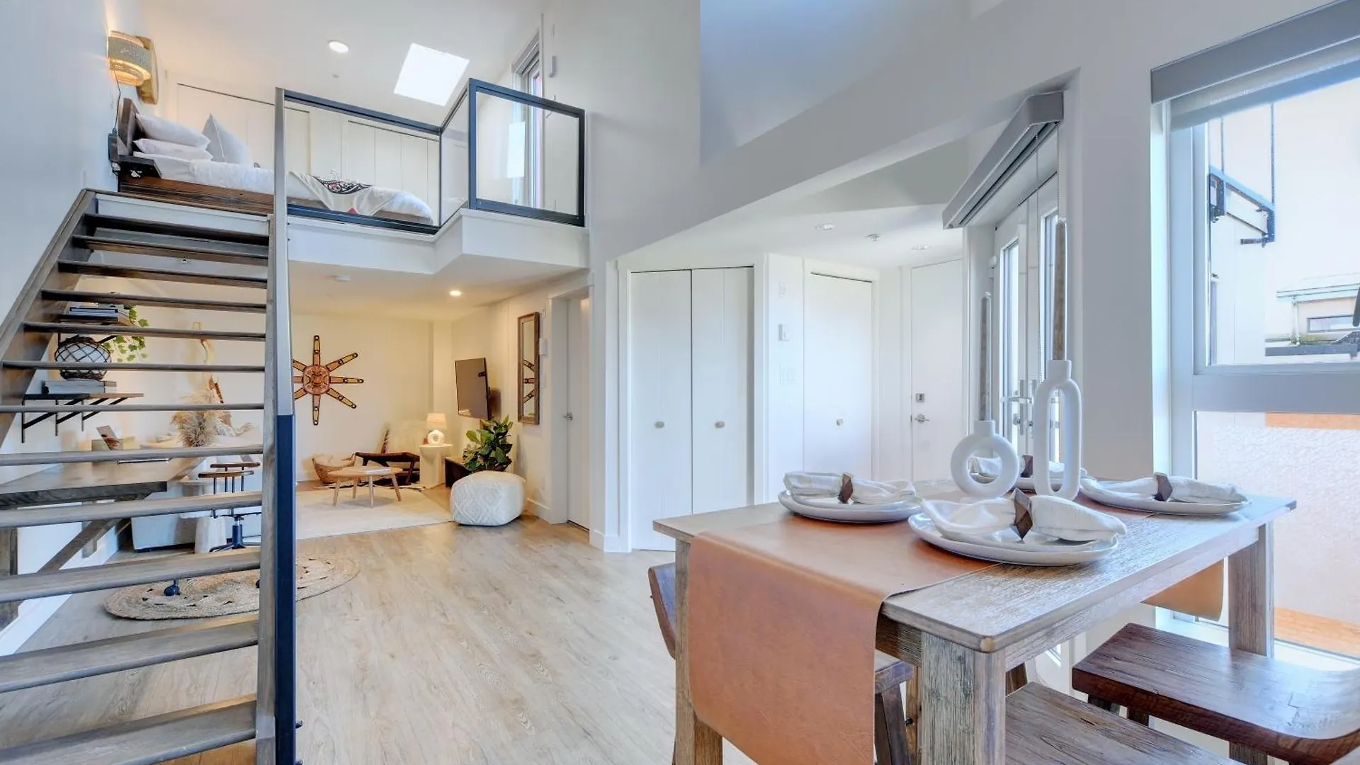 West Coast Loft With Rooftop Patio + Harbour View Victoria 0*,